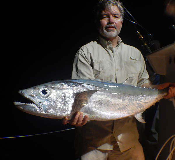 Jigging auf Dogtooth Tuna in der Nacht